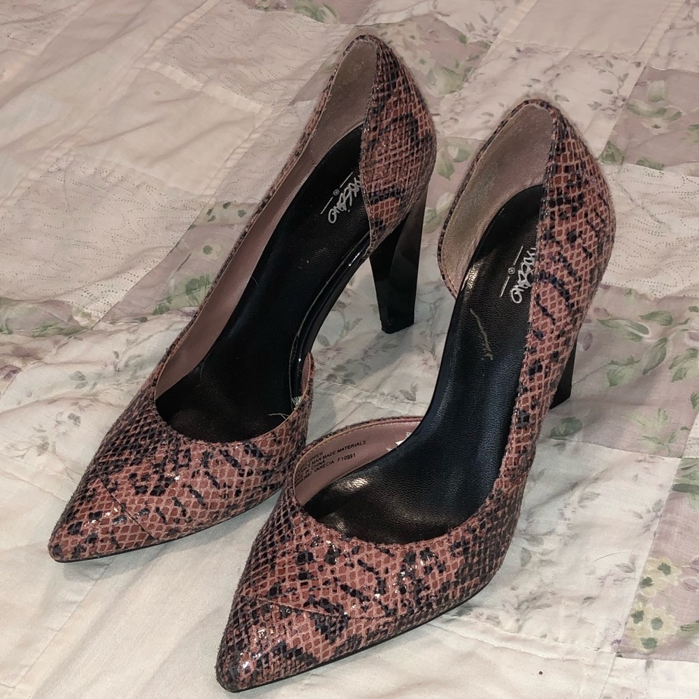 3/$20 Mossimo snakeskin heels - Picture 2 of 6